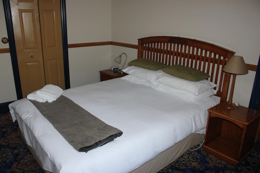 Shepherds Arms Hotel Wellington Room photo